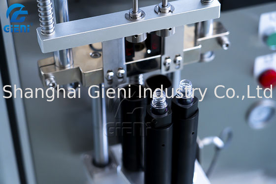 Viskozite Kozmetik Dudak Parlatıcısı Dolum Makinesi Servo Motor Tahrikli Kaldırma